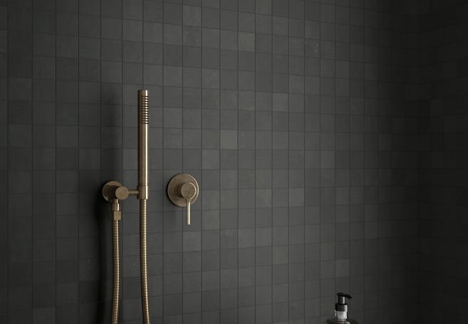 mosaico-bagno-effetto-metallo