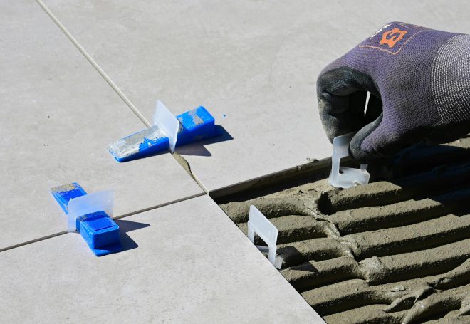 Kaip kloti akmens masės plyteles ant grindų